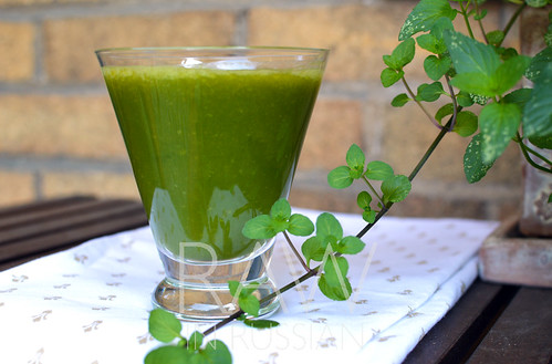 Green smoothie with apple