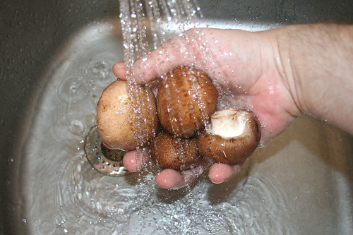 22 - Champinons waschen / Clean mushrooms