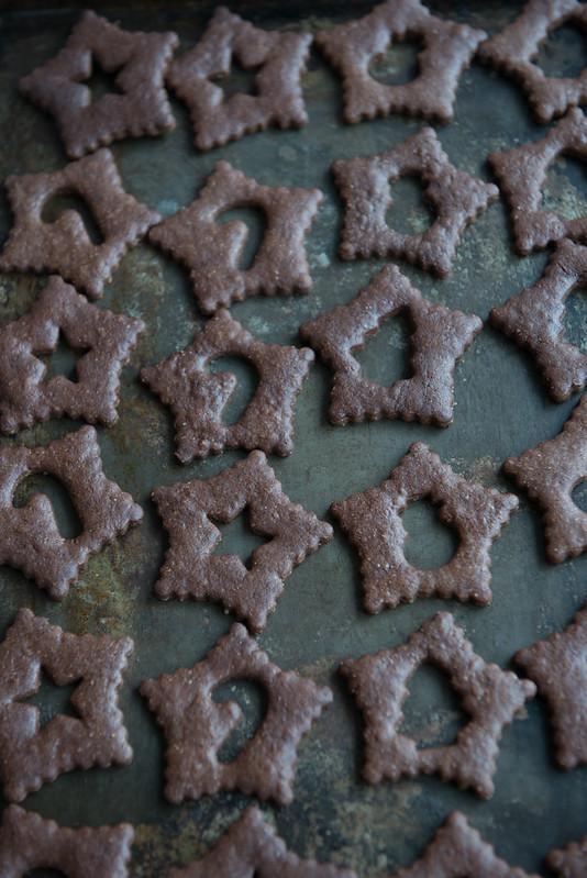 Chocolate Raspberry Linzer Cookies www.pineappleandcoconut.com #Christmasweek (2)