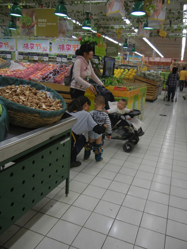 DSCN9673 _ Boy peed into a bag in the aisle, Supermarket, Shenyang, China