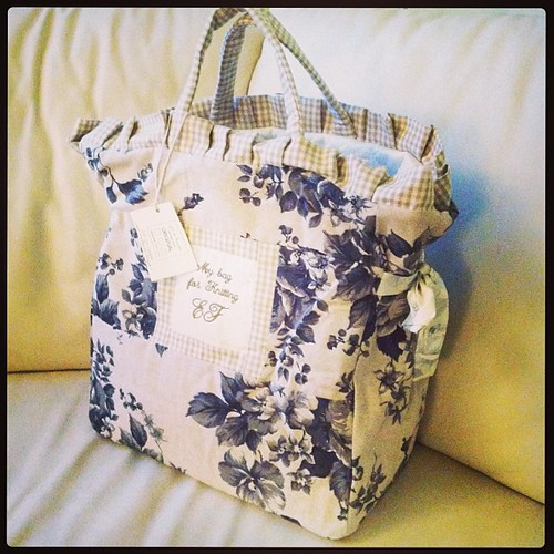 I love it:) My new knitting bag has arrived:) so happy:) La adoro:) È appena arrivata la mia nuova borsa per la maglia:) così felice:) @ifilidirossella crea pura magia:)