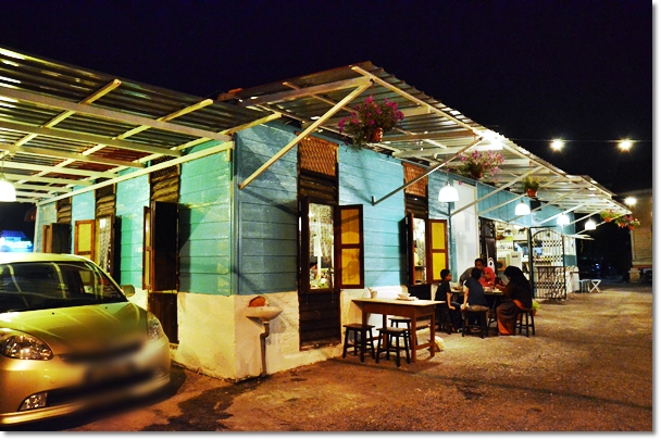 Thumbs Cafe - Old Kampung Style Design