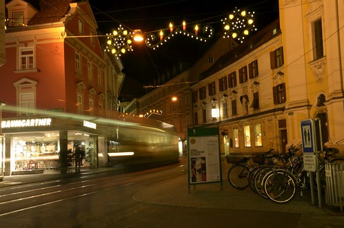 Bei der Barmherzigenkirche sind noch Reste der alten Annenstraßen-Weihnachtsbeleuchtung zu sehen