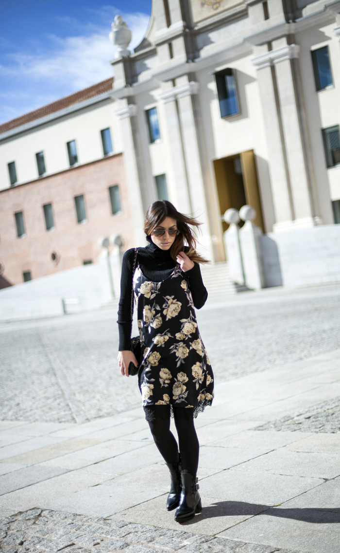 street style barbara crespo floral dress with lace hem fashion blogger outfit