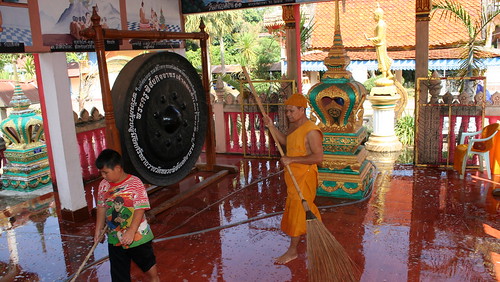Temple cleaning day along the Mekong (10) by tGENTeneeRke along the Mekong river