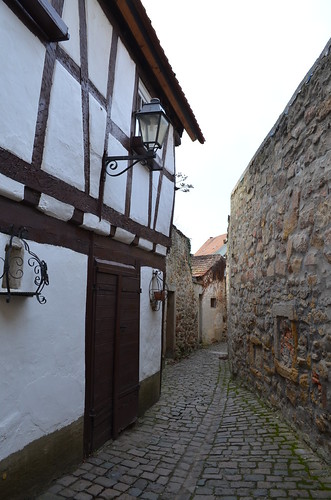 Weihnachtsmarkt Freinsheim narrow passages beside fortress wall