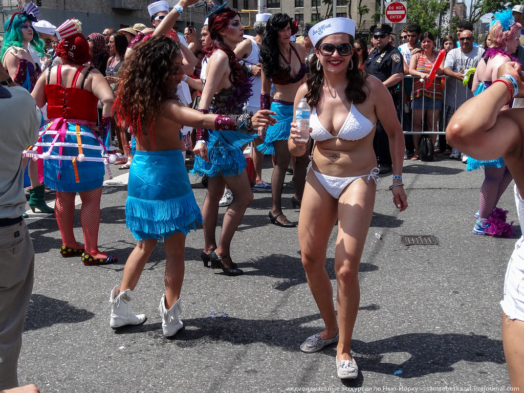 Парад голых девушек фото