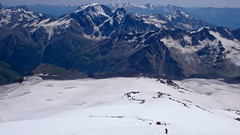 Widoczny mój namiot (po lewej) ponad Skałami Pastuchowa (4700m). Zejście ze szczytu Elbrus.