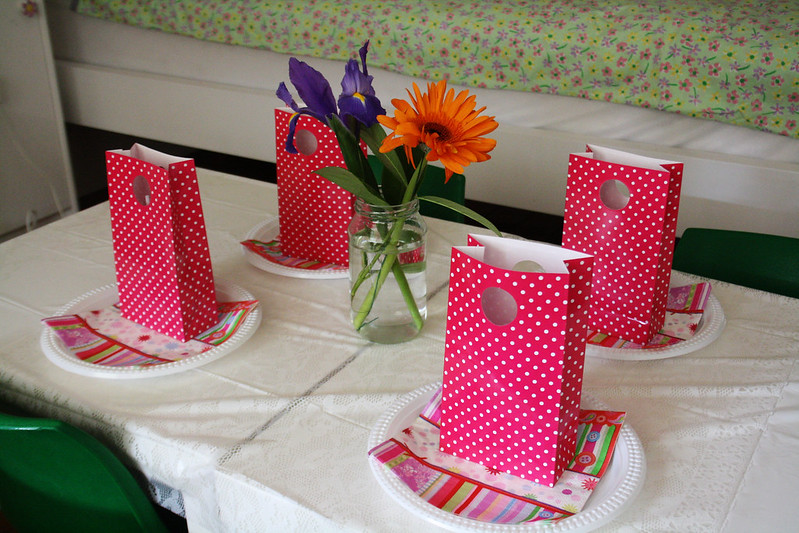 Improvised birthday party : I surprised my daughter with a decorated room when she got back from school .www.colorandlove.com