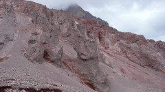 Wzgórze morenowe Khmaura, omijane z daleka z powodu spadajacych kamieni.