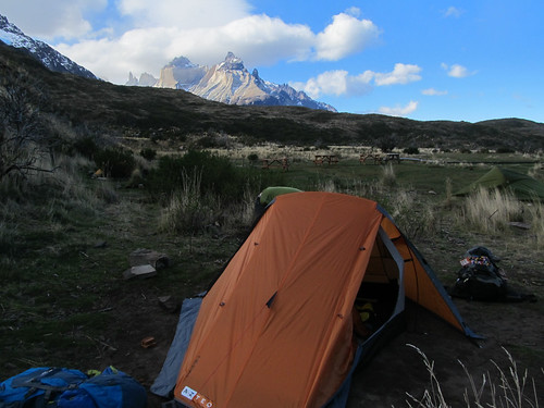 Torres del Paine: trek du W. Jour 3: Mister J monte la tente au camping Paine Grande