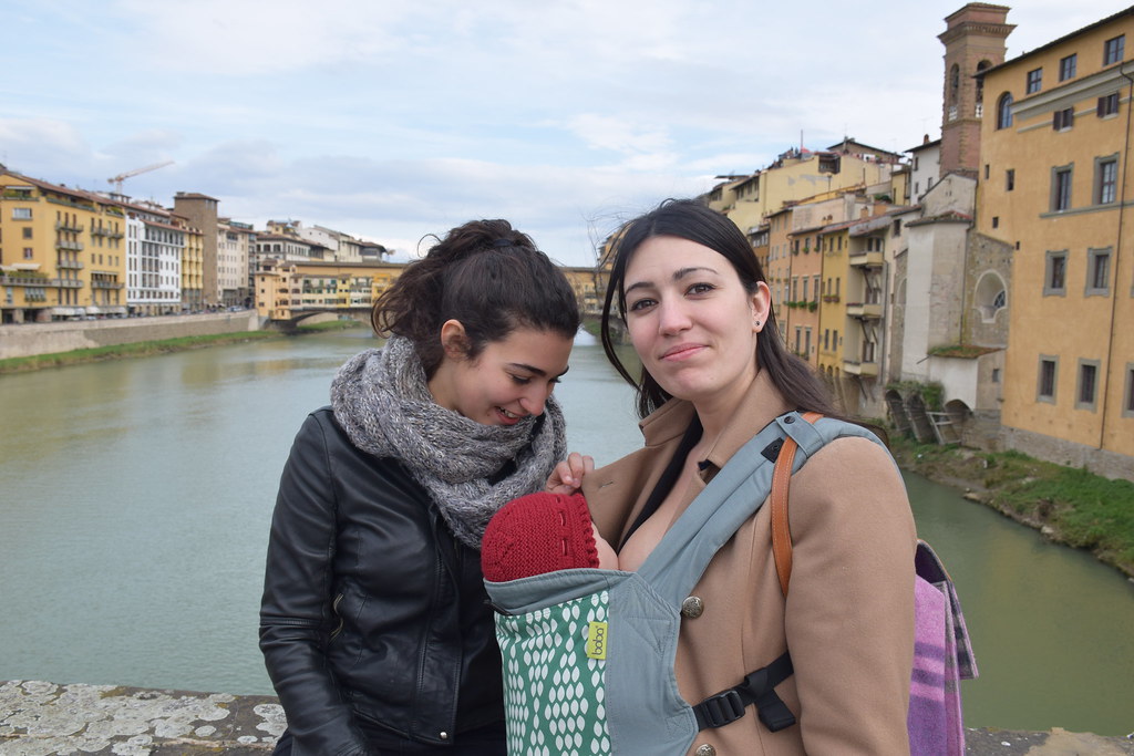 Amamantando a Eva mientras paseaba con mi hermana por Florencia.