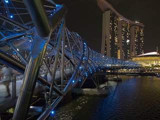 De Helix brug met het Marina Bay Sands Hotel