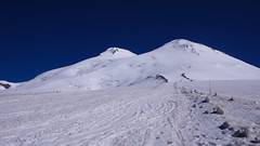 Szczyt Elbrus Zachodni 5642m (po lewej) i wierzchołek wschodni 5621m