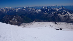 Zejście ze szczytu Elbrus 5642m. Trawers (5200m) nad Skałami Pastuchova.