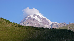 Szczyt Kazbek 5043m. Widok od Gergeti.