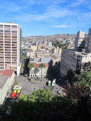 Valparaiso: vue sur la ville basse et les collines depuis le Paseo Atkinson