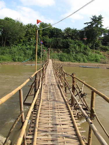 Luang Prabang: la rivière Nam Khan et un des ses ponts en bambou