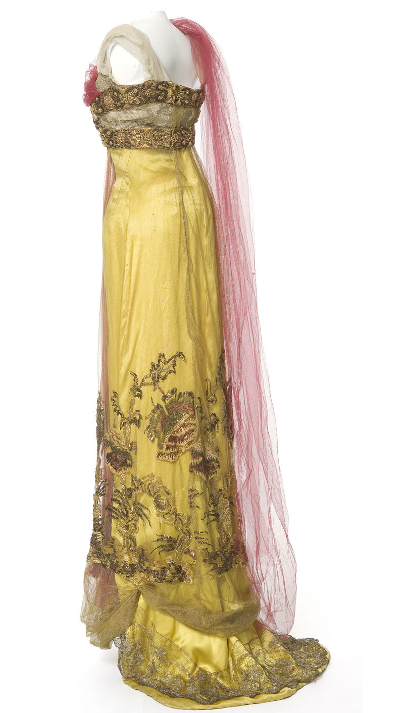 1910. Robe du soir, Callot Sœurs, Paris. Satin, tulle, dentelle métallique, broderie de filé, lame or et perles. Coll. UFAC, don Debray
