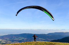 Paragliders between the Mont d'Or and the Suchet