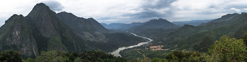 Nong Khiaw: vue sur la rivière Nam Ou depuis le sommet d'une des falaises