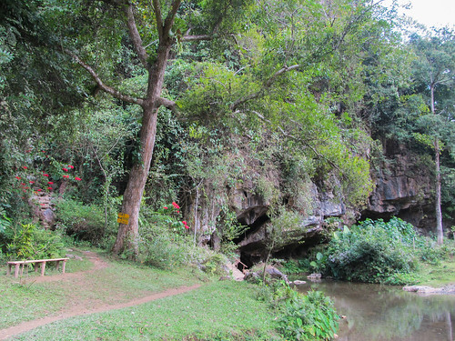 La grotte sur le chemin menant au village de Ban Na