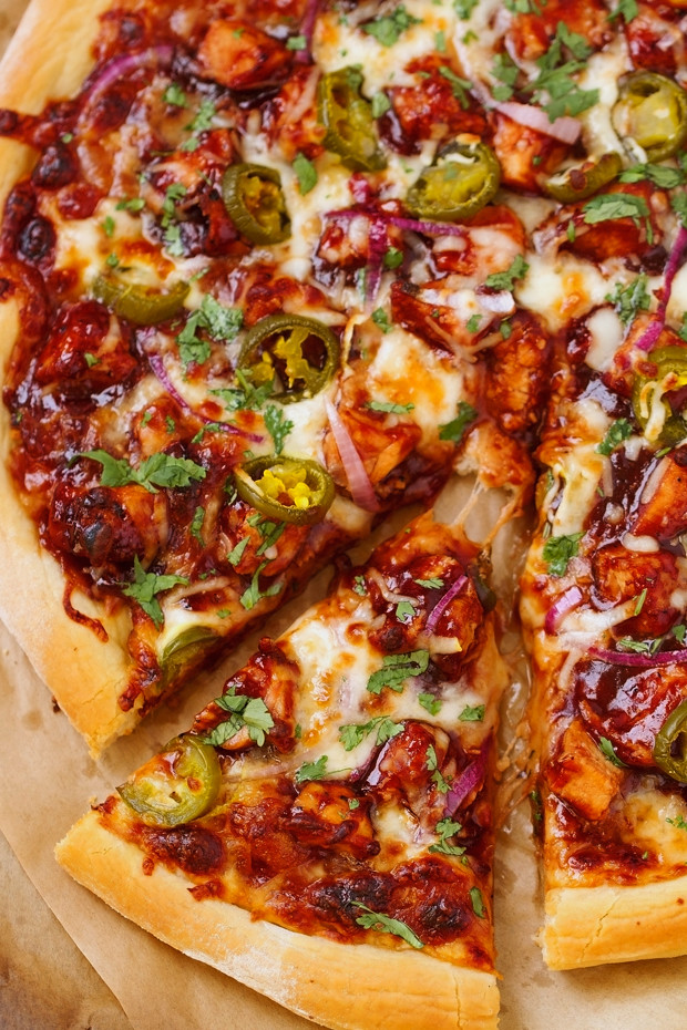 BBQ-Chicken-Pizza-2(2BBQ Chicken Pizza - made with grilled chicken, sliced jalapenos and red onions, and cilantro, So good you'll never go to CPK again!#bbqchickenpizza #chickenpizza #bbqpizza | Littlespicejar.com @littlespicejar