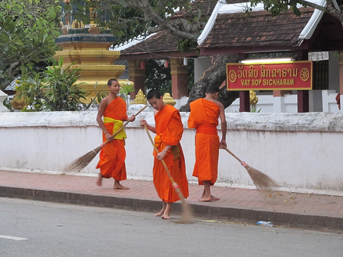 Luang Prabang: après l'aumône, la balayage