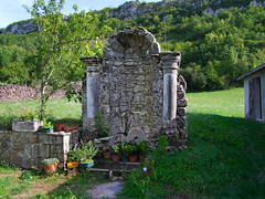 Le Mas d'Azil. Fontaine  à colonnes de Peyboué.