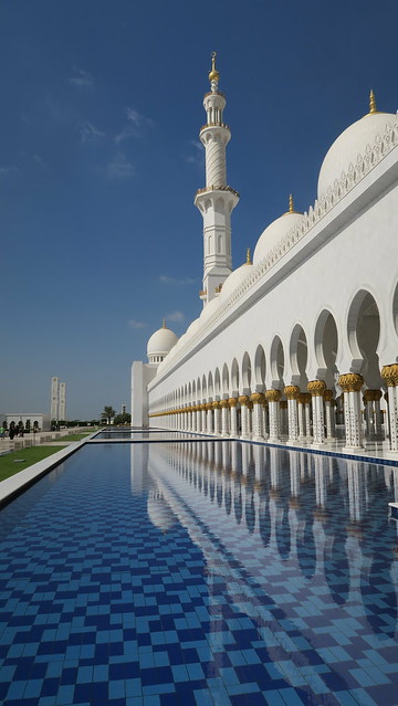sheikh zayed mosque reflective pool