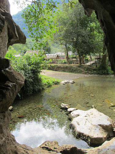 La grotte sur le chemin menant au village de Ban Na