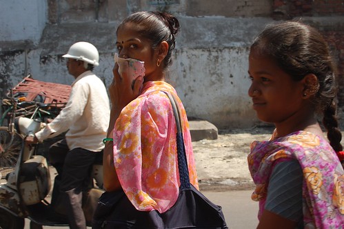 印度的霧霾讓街上的人們掩住口鼻。（來源：WBUR Boston's NPR News Station）