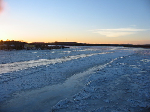 finland river frozen sweden 凍った　川　