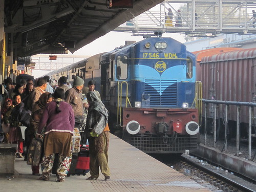 blue people india station train asia crowd engine railway railwaystation indie asie satna madhyapradesh railwayengine satnarailwaystation