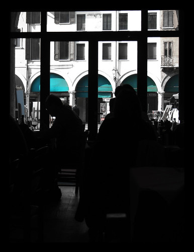 door people italy panorama window glass silhouette restaurant italia view ombre finestra mantova porta vista piazza ristorante vetro vetrata