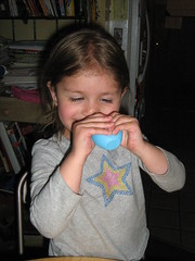 鼻汁吸引器を使用する子どもの写真