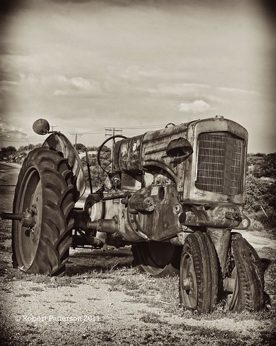 bw tractor monochrome landscape route66 day time outdoor southerncalifornia 1001nights mojavedesert us66 summitinn sonya100 imagetype photospecs bob3052