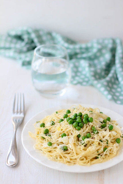 спагетти с зелёным горошком и луком-пореем