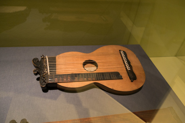 Photo：Antique zither-guitar By quinet