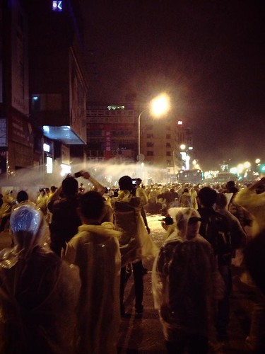 佔領忠孝西路 20140428凌晨遭驅離，江佩津攝。