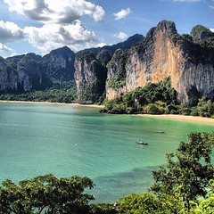 the view from up top, tonsai to the left, railay west to the right