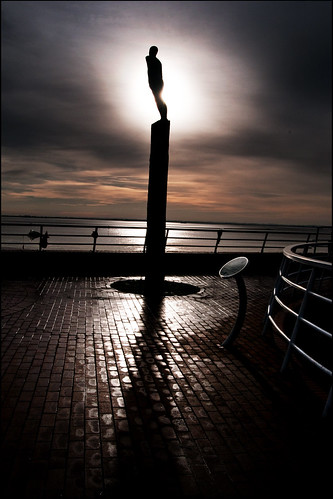 sculpture sun art silhouette statue clouds harbour hull cobbles plinth thedeep anthonygormley dsc2630ccopy