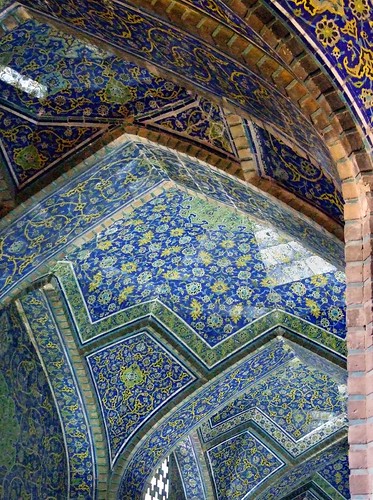 architecture iran persia transition esfahan isfahan 2010 sequential tilework fujis6500 peteshep copyrightphoto ps© tilevaulting lotfollahchapelmosque bluewithgold sheiklotfallah