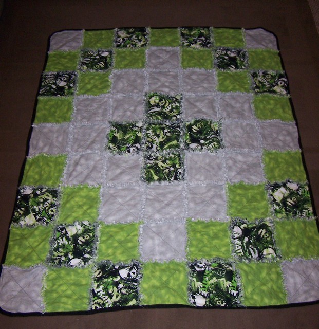 How to Make a Rag Quilt: Flannel Fabric Cut in Squares, Sewn
