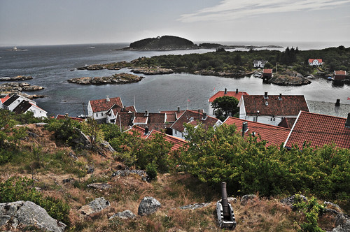 blue roof red sea lighthouse house tree green nature norway canon island boat view wave viewpoint farsund loshavn