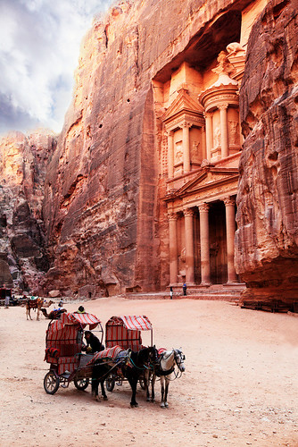 red horse cliff rock sandstone petra treasury jordan camel cart carvedrock alkhazneh stevenchristenson beadouin photographytheamusingcom