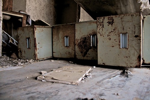 abandoned rust trailerhouse efs1855mmf3556is