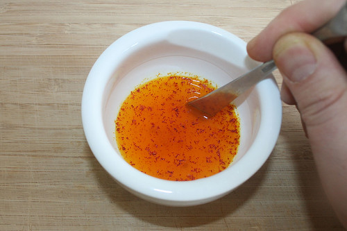 15 - Safran in warmen Wasser auflösen / Dissolve saffron in warm water