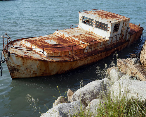 italy abandoned boats ships wreck crotone rustinghulks crotoneharbour abandonedseavessels