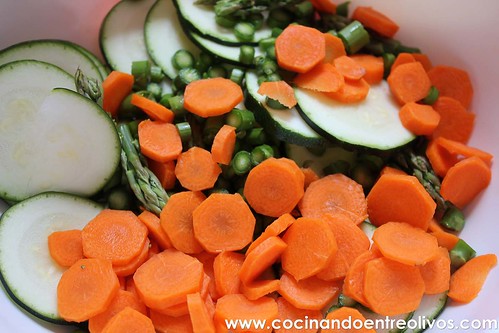 Ensalada de calabacín, espárragos y zanahoria www.cocinandoentreolivos (6)